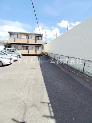 【駐車場】 | ビバ花田 A | 駐車場に車を止められます