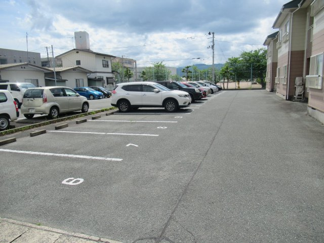 モーツァルト弐番館の駐車場