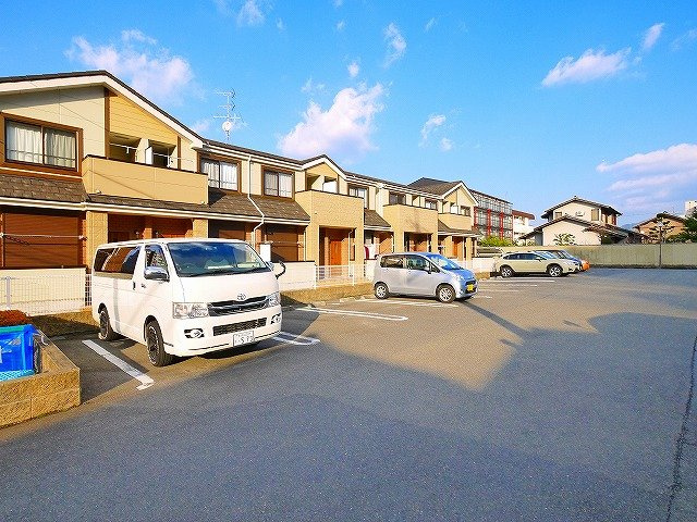 コモドビラⅤの駐車場|車をお持ちの方に嬉しい駐車場付きの物件です