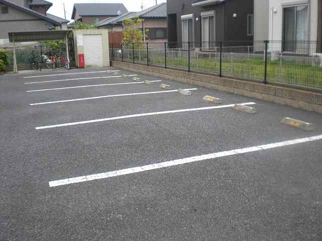 レオパレスCORAZONの駐車場