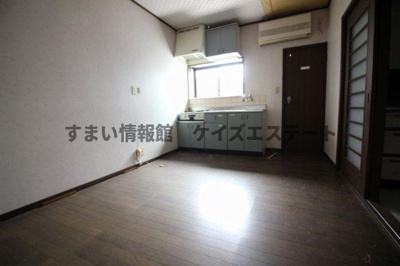 【洋室】 | 太田市安良岡町　診療所併用中古戸建 | 約7.0帖の控室にはキッチン付き☆