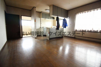 【居間・リビング】 | 太田市安良岡町　診療所併用中古戸建 | 明るく開放的なＬＤＫとなっております☆