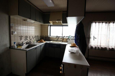 【キッチン】 | 太田市安良岡町　診療所併用中古戸建 | 優しい陽が入る明るいキッチンとなっております