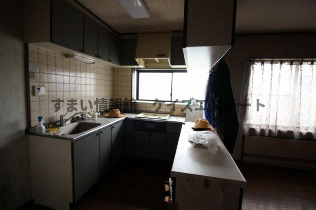 【キッチン】 | 太田市安良岡町　診療所併用中古戸建 | 優しい陽が入る明るいキッチンとなっております