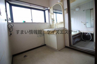 【独立洗面台】 | 太田市安良岡町　診療所併用中古戸建 | 洗髪洗面化粧台付き脱衣所☆