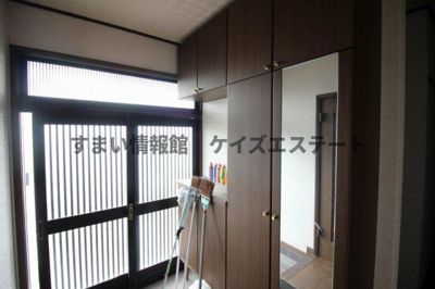 【玄関】 | 太田市安良岡町　診療所併用中古戸建 | 優しい陽が入る明るい玄関となっております☆