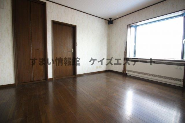 【洋室】 | 太田市安良岡町　診療所併用中古戸建 | 洋室8.5帖☆優しい日差しが入る空間となっております☆