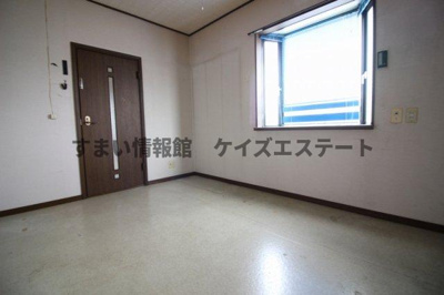 【洋室】 | 太田市安良岡町　診療所併用中古戸建 | 洋室6帖☆優しい日差しが入る空間となっております☆