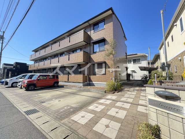 アドバンスの駐車場
