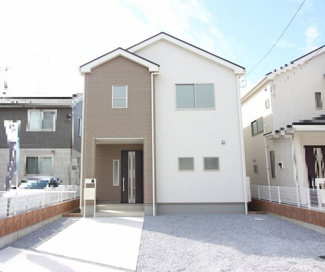 【外観】 | 【1号棟】同社施工例：パターン・色・建物配置は異なります。