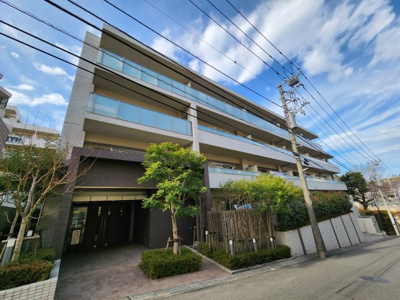 【外観】 | プレシス鷺沼ヒルズ | 総戸数２３戸、平成２５年１１月築、管理人は日勤勤務につき管理体制良好です♪