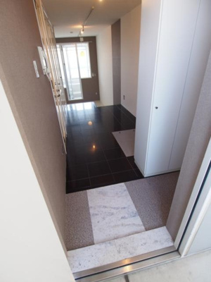 【玄関】 | U residence 弁天町 | 収納もある玄関です