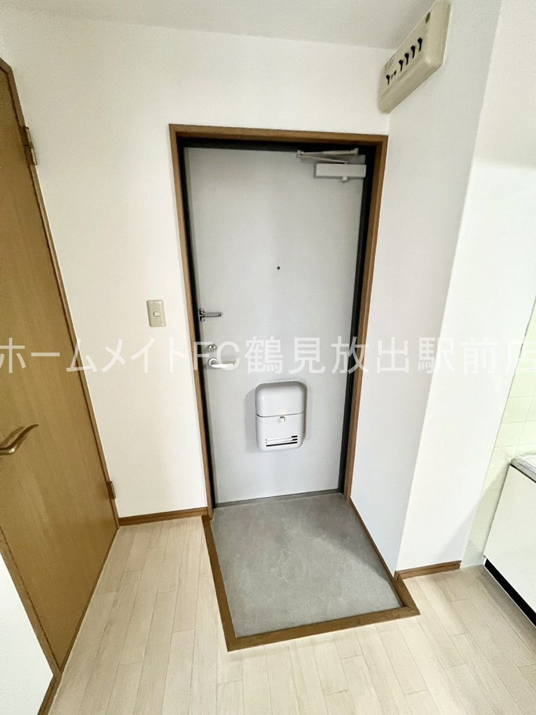 レジスコート今津中の玄関