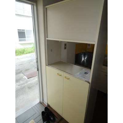 【玄関】 | エステートピア葉山B | 収納もある玄関です