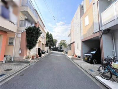 【前面道路含む現地写真】 | 南野2丁目中古一戸建て | 前面道路の幅員南側約5ｍです。