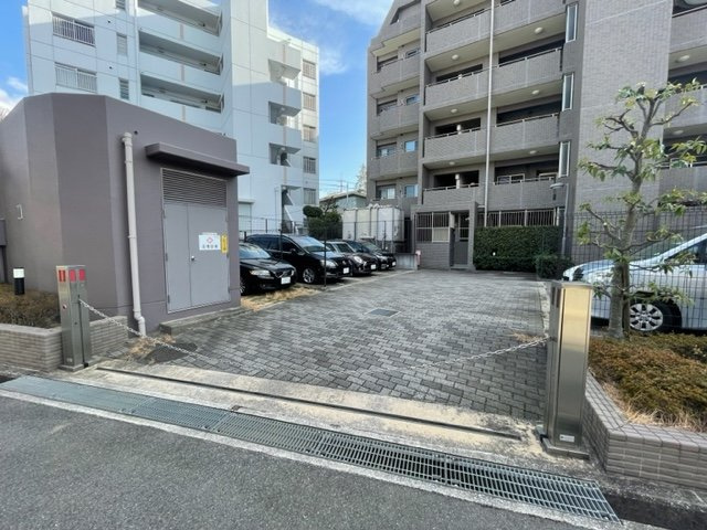 ステイツ豊中本町レジデンスの駐車場|カースペースがあります