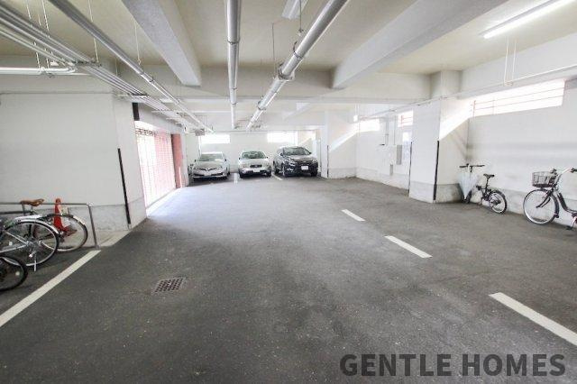 ライオンズマンション桜坂の駐車場