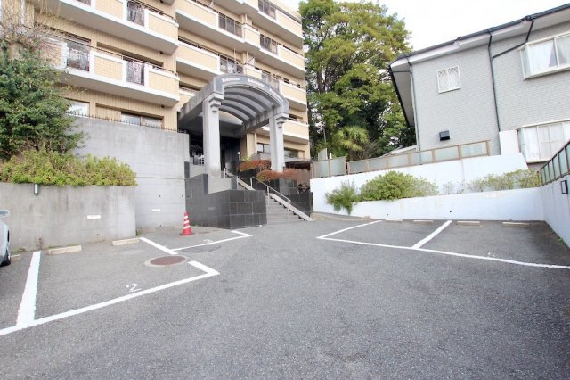 ロマネスク桜坂ルネッサンスの駐車場