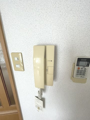 【セキュリティ】 | エルカスティージョ | 受話器付きインターホンです