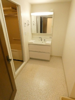 【洗面所】 | アーク昭島レジデンス | 広めな脱衣所。
