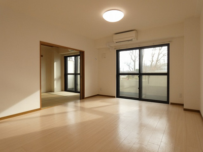 【居間・リビング】 | アーク昭島レジデンス | リビングは約15.7帖の大空間。