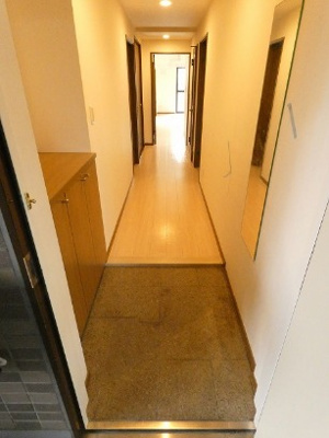 【玄関】 | アーク昭島レジデンス | シューズボックス付きの玄関。