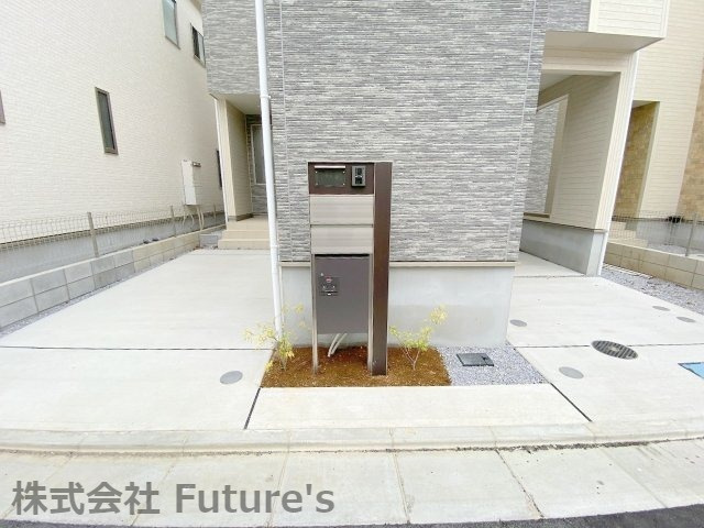 八潮市緑町1丁目　新築戸建　全8棟　3号棟の駐車場|前面道路が広いので出入りしやすい