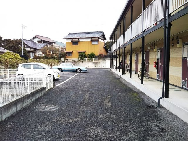 レオパレスセピアコートKの駐車場