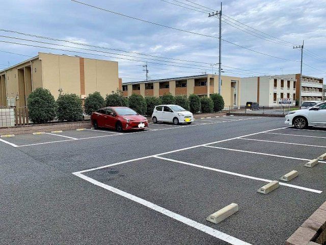 レオネクスト菜の花の駐車場