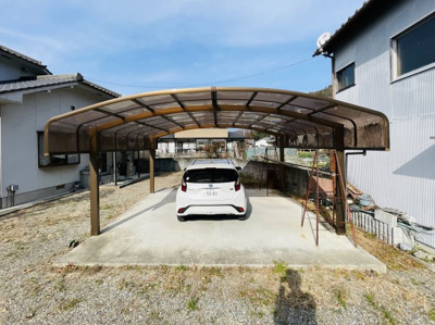 【駐車場】 | 地続き農地　たつの市新宮町下野  | 車をお持ちの方に嬉しいかカーポート付きの物件です