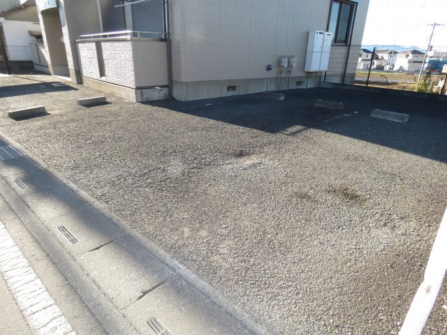 クレセントの駐車場