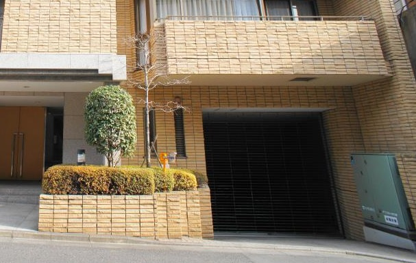 港区西麻布４丁目の賃貸マンションのその他|駐車場入口