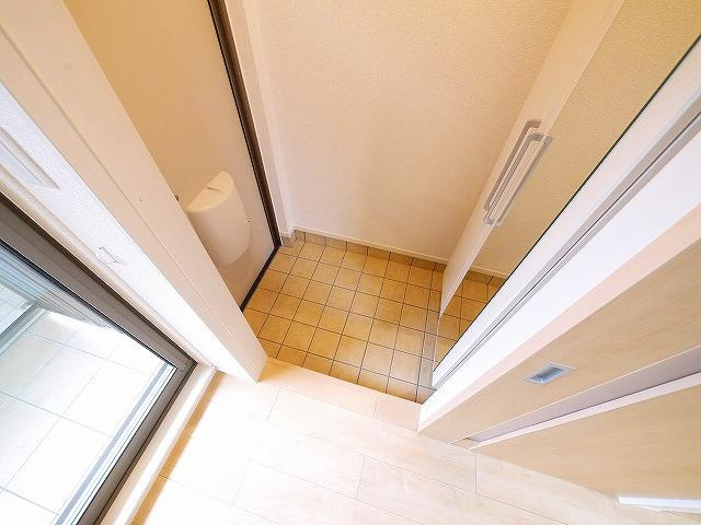 フォンテーヌ　Ｎ-Ⅵのバルコニー|毎日通る玄関はこちらです