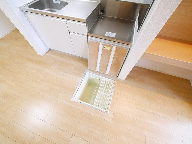 フォンテーヌ　Ｎ-Ⅵの居間・リビング|床下収納