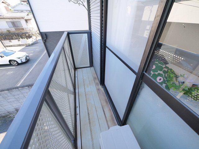 メゾンソワニエＢ棟のバルコニー|外からの目が気にならないバルコニーで洗濯物が干せます