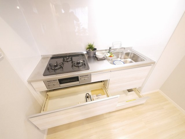 メゾンソワニエＢ棟のキッチン|収納豊富なキッチンです