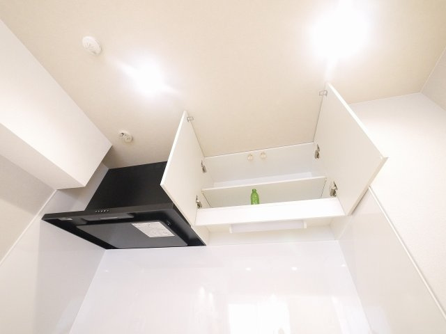メゾンソワニエＢ棟のキッチン|きれいなキッチンで上部に収納もあります