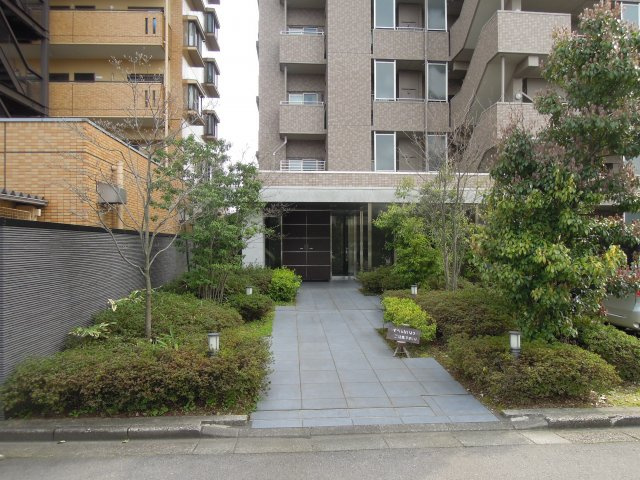 サーパス西別院の外観|マンション入り口です。お掃除が綺麗に行き届いていて管理がしっかりしています。