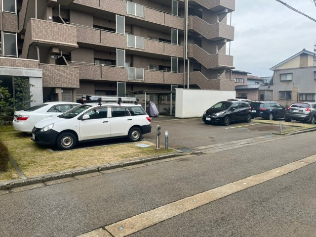サーパス西別院の駐車場