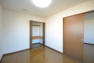 【洋室】 | シティパレスフォンテーヌD棟 | コンパクトで使いやすい洋室です。使いやすい引き戸。(ベランダ側)
