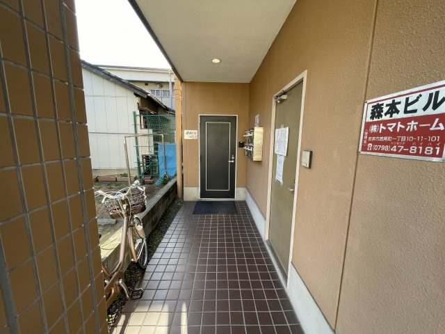 西宮市鳴尾町４丁目の賃貸マンションのエントランス