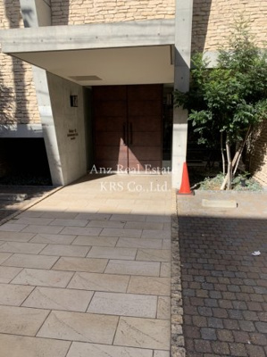 【エントランス】 | レジュールアッシュ心斎橋LUXE | ウォームカラー×植栽で暖かみのあるエントランスです♪