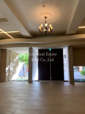 【ロビー】 | レジュールアッシュ心斎橋LUXE | シャンデリアが高級感を演出するロビーです☆