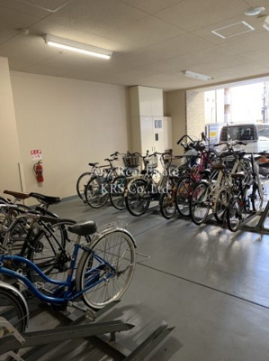 【その他共用部分】 | レジュールアッシュ心斎橋LUXE | 屋内駐輪場です！雨風から自転車を守ります！