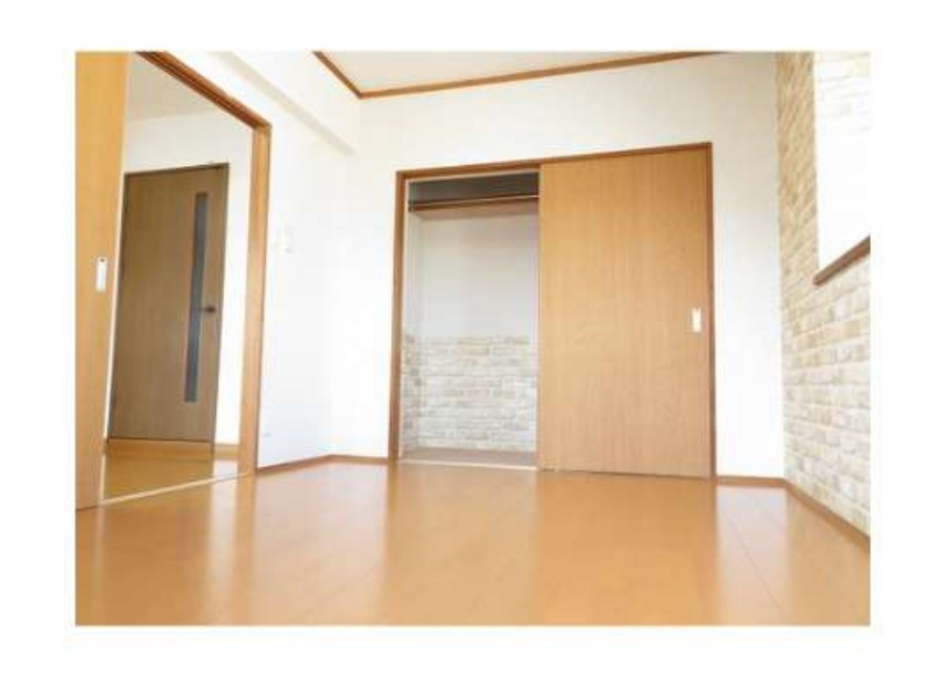 ラフィーネ出水の洋室|リビングとのつながる使い勝手のいい洋室です
