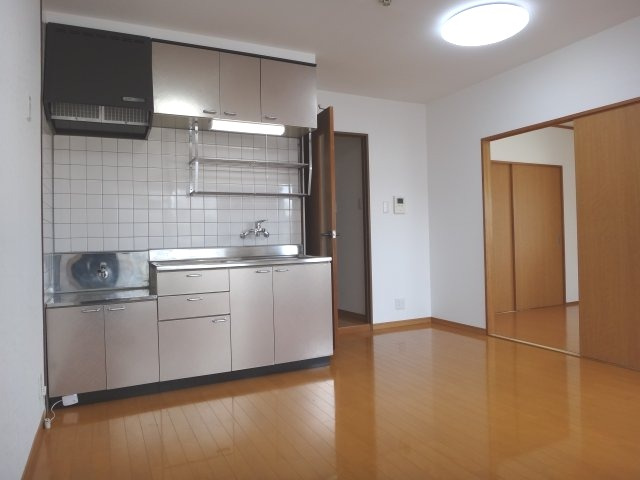 ラフィーネ出水の居間・リビング|きれいなキッチンです