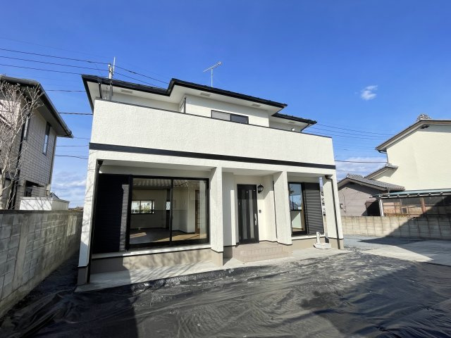 神川町八日市　中古1490の外観|ナチュラルで飽きの来ないデザインは流行に左右されない家の形です。外構も綺麗に仕上がっています(^▽^)/
