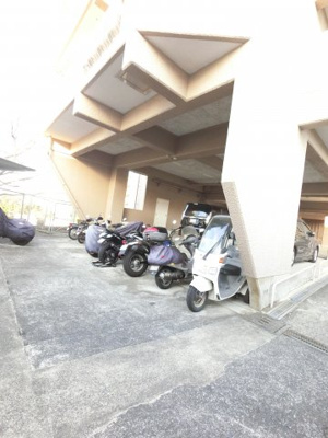 【その他共用部分】 | 【売主直売】クイーンハイツ保土ヶ谷 | バイク置場です。