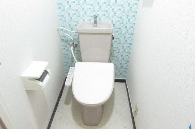【トイレ】 | トイレです（別部屋の写真です。現況優先）