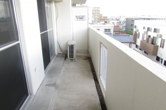 【バルコニー】 | 広々としたバルコニーです　別部屋の写真です。現況優先。